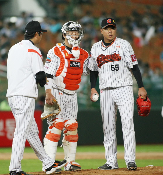 배장호에게 마운드를 내어주고 내려오는 김사율선수